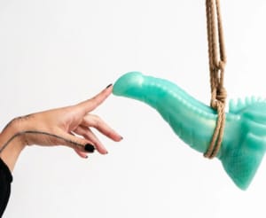 O que é Red Flag? Veja 5 exemplos que todo mundo já viveu Dildo Abe da Monster D no fetiche Shibari.