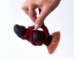 Knot Dildo: o que é e por que o nó dá mais prazer Dildo Osh da Monster D no fetiche Shibari.