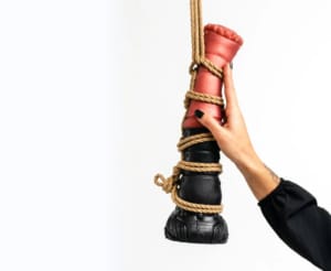 Dildo SteamPunk da Monster D no fetiche Shibari.