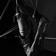 moça suspensa de cabeça para baixo em sessão de shibari