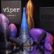 Brinquedos sexuais como dildos e vibradores em exposição