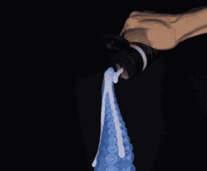 Sexting sem vergonha: como começar e manter o clima quente lubrificante íntimo sendo aplicado em um dildo