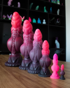 dildos do modelo reaper em diversos tamanhos em fileira