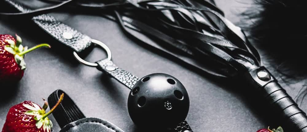 itens de bdsm sobre mesa