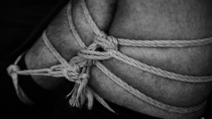 coxas amarradas em prática de shibari