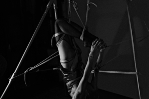 corpo feminino suspense no ar de ponta cabeça em shibari