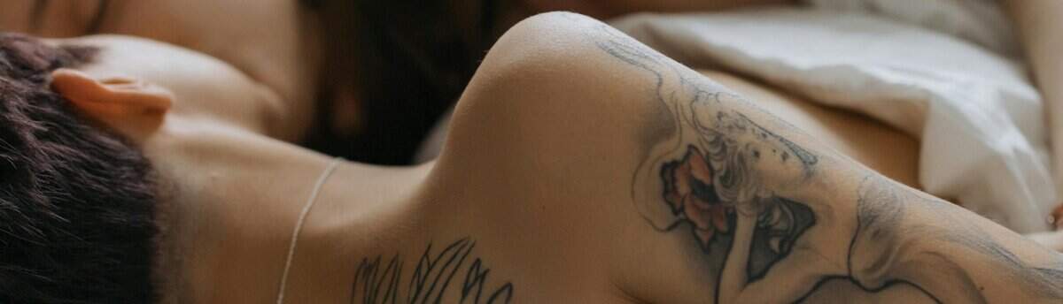 casal abraçado na cama representando sexo sem penetração casal abraçado na cama representando sexo sem penetração