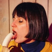 moça comendo banana representando boquete