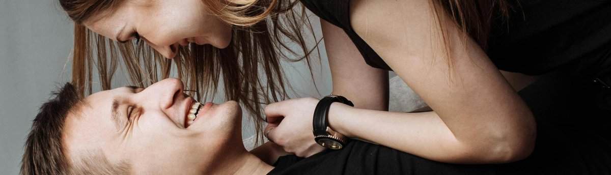 casal na cama se beijando representando como fazer homem gozar