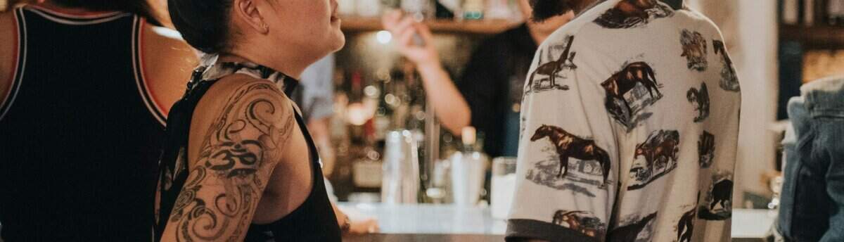 casal se conhecendo em um bar em conversa sobre sexo casual