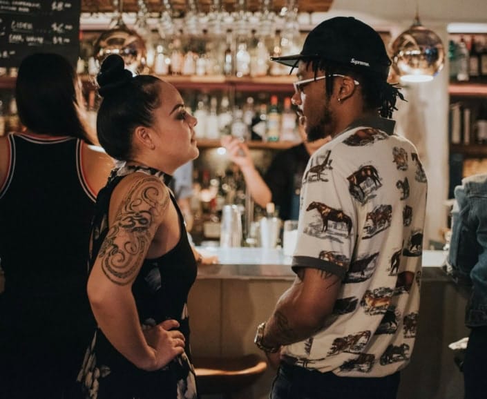 casal se conhecendo em um bar em conversa sobre sexo casual
