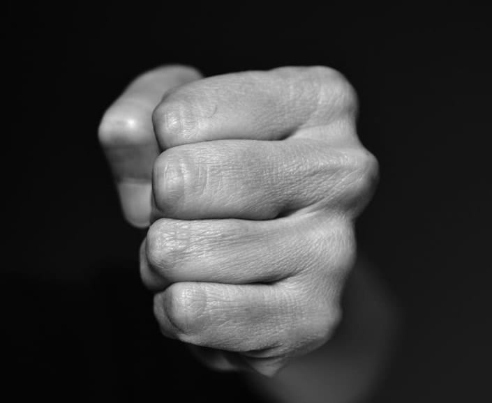 o que é fisting representado por punho fechado