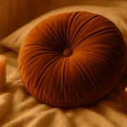 almofada em cima da cama remetendo o uso de produtos para o sexo anal