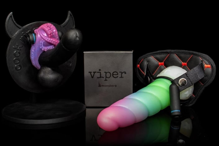 Kit com dildo, vibrador, anel peniano e cintaralho MonsterD