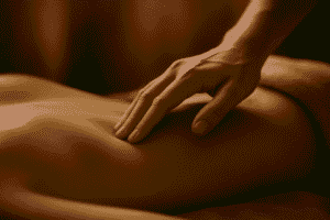 Zonas Erógenas: Entenda Tudo Sobre Elas toque sensual nas costas de uma mulher para uma massagem