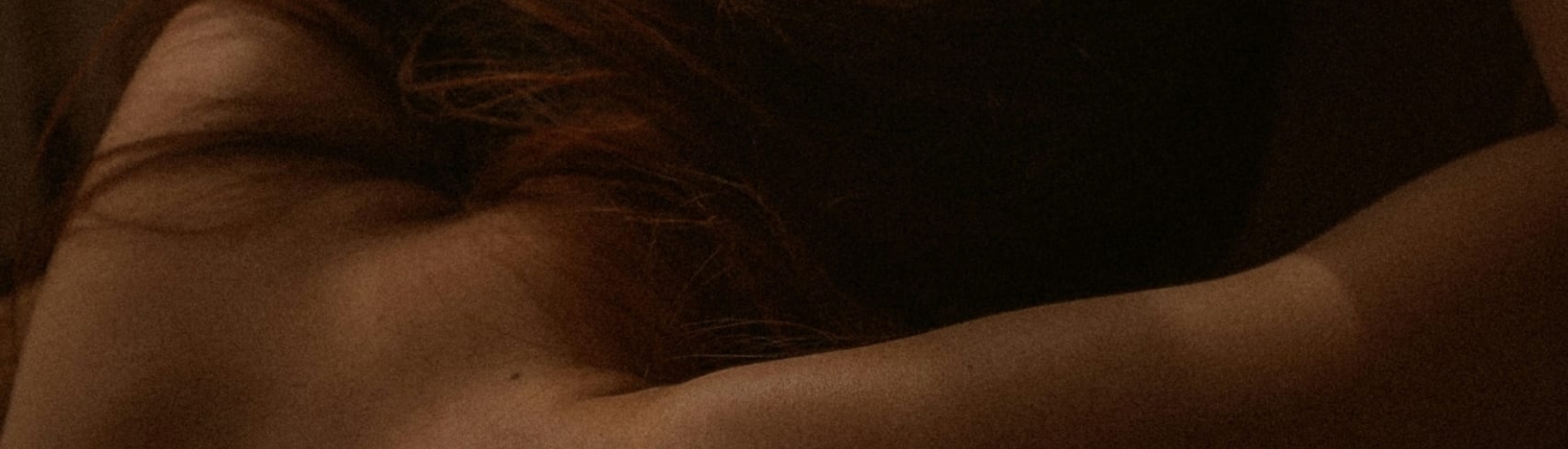 vista de costas de uma mulher apoiada na parede tendo um orgasmo feminino