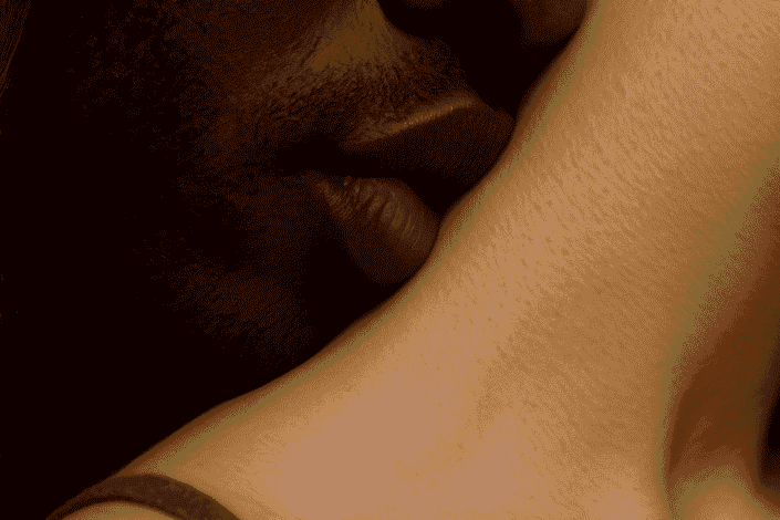 zoom de um beijo em uma das zonas erogenas do corpo humano