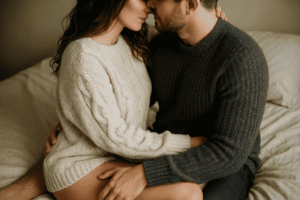 mulher no colo do homem abraçados se preparando pro sexo no frio