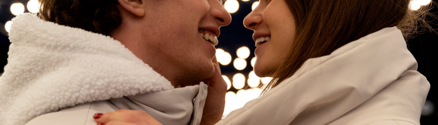 uma mulher e um homem antes de fazer sexo no frio