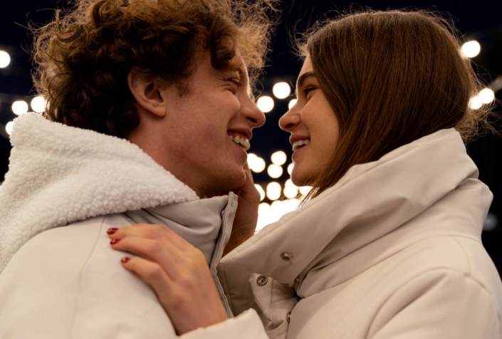 uma mulher e um homem antes de fazer sexo no frio