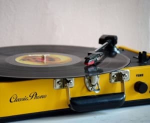 tocador de lp é um dos presentes diferentes para o dia dos namorados