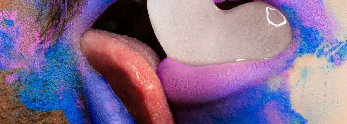 Bocas se beijando com um gelo Duas bocas com gelo em formato de coração em um swing