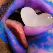 Duas bocas com gelo em formato de coração em um swing