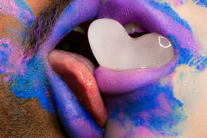 Duas bocas com gelo em formato de coração em um swing