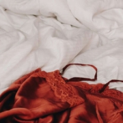 roupa vermelha em cima da cama, simbolismo para o sexo menstruada