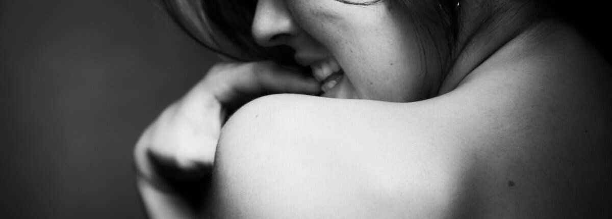 Mulher com dedo na boca mulher tendo orgasmo multiplo