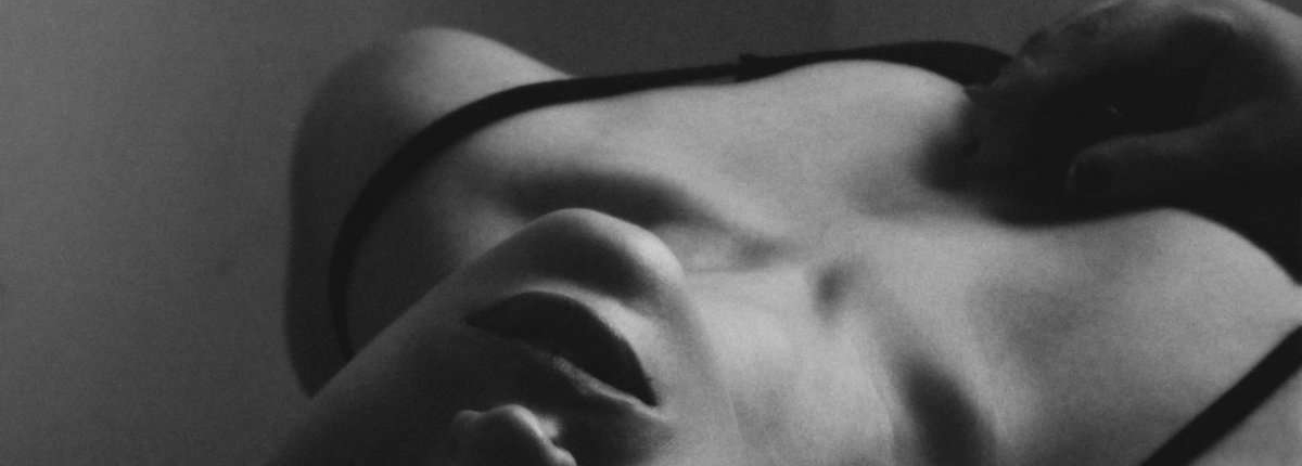 Mulher em preto e branco no voyeurismo