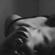 Mulher em preto e branco no voyeurismo