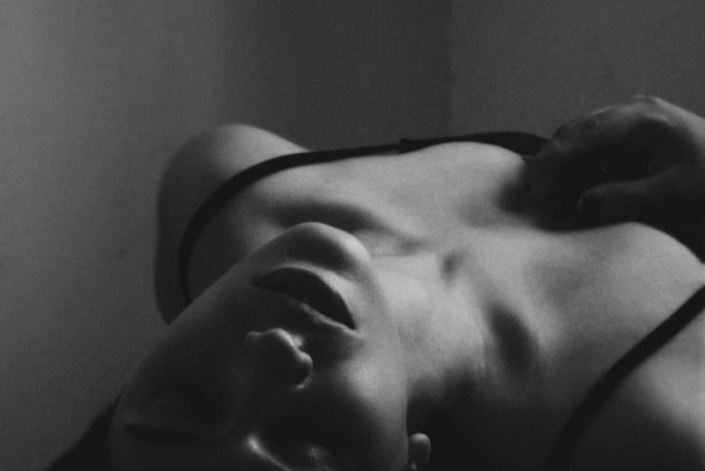 Mulher em preto e branco no voyeurismo