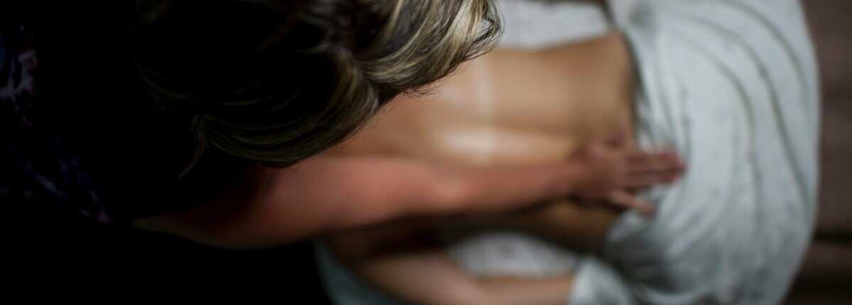 Mulher em uma massagem yoni Mulher fazendo massagem yoni