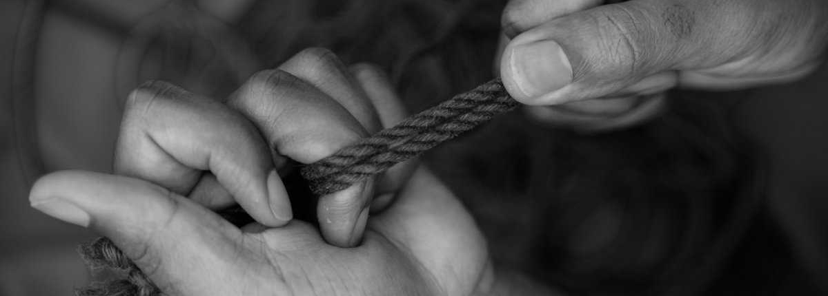 Amarração bondage homem fazendo amarração para bondage