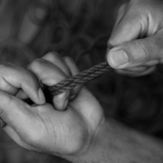 homem fazendo amarração para bondage
