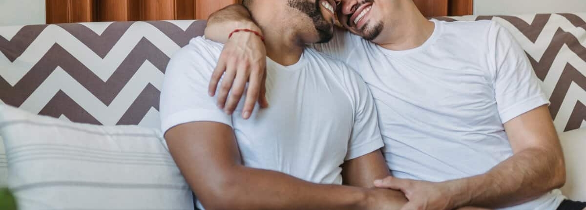 dois homens sentados no sofá na broderagem