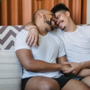 dois homens sentados no sofá na broderagem