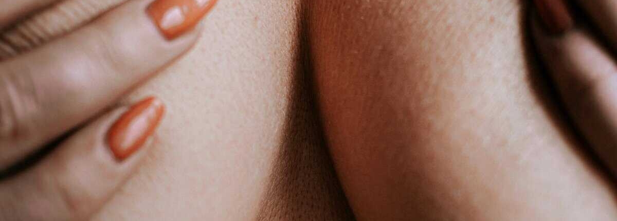 Peitos fazendo espanhola Mulher se preparando para fazer espanhola