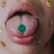 Adesivo colado na lingua, simbolizando a cunilíngua