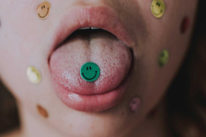 Adesivo colado na lingua, simbolizando a cunilíngua