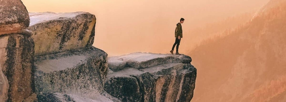 Simulação de edging uma pessoa na ponta do precipicio fazendo simulação a edging