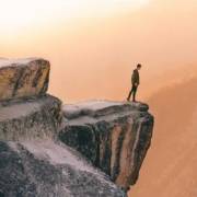 uma pessoa na ponta do precipicio fazendo simulação a edging