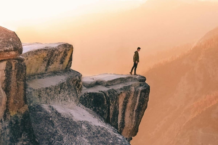 uma pessoa na ponta do precipicio fazendo simulação a edging
