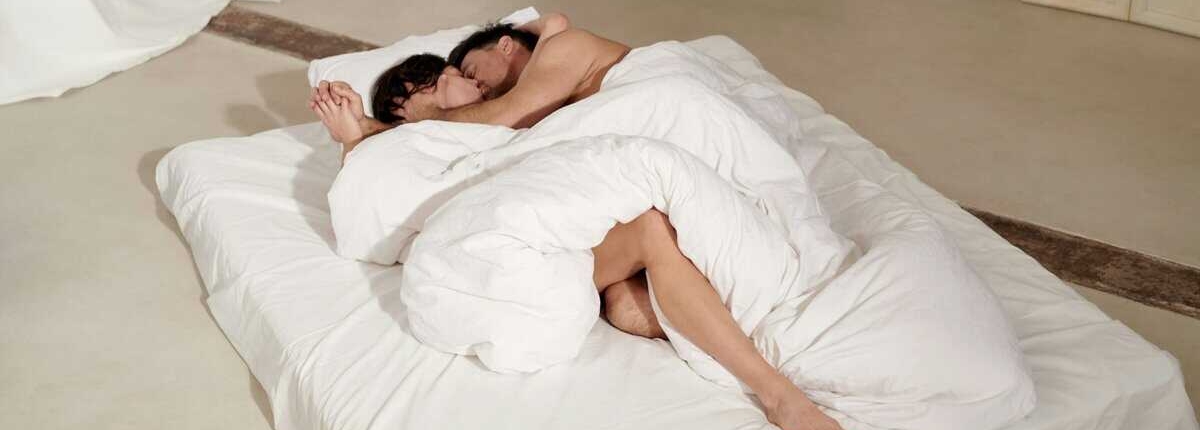 casal começando a transar gostoso Casal depois de transar gostoso na cama