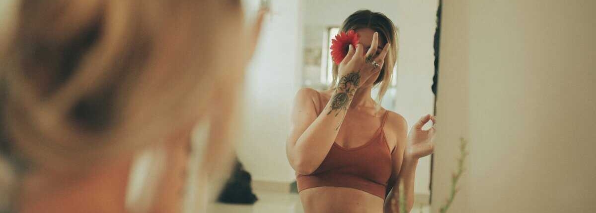 mulher tirando foto no espelho para mandar nudes