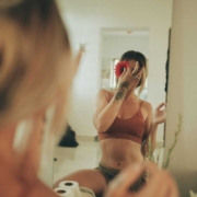 mulher tirando foto no espelho para mandar nudes