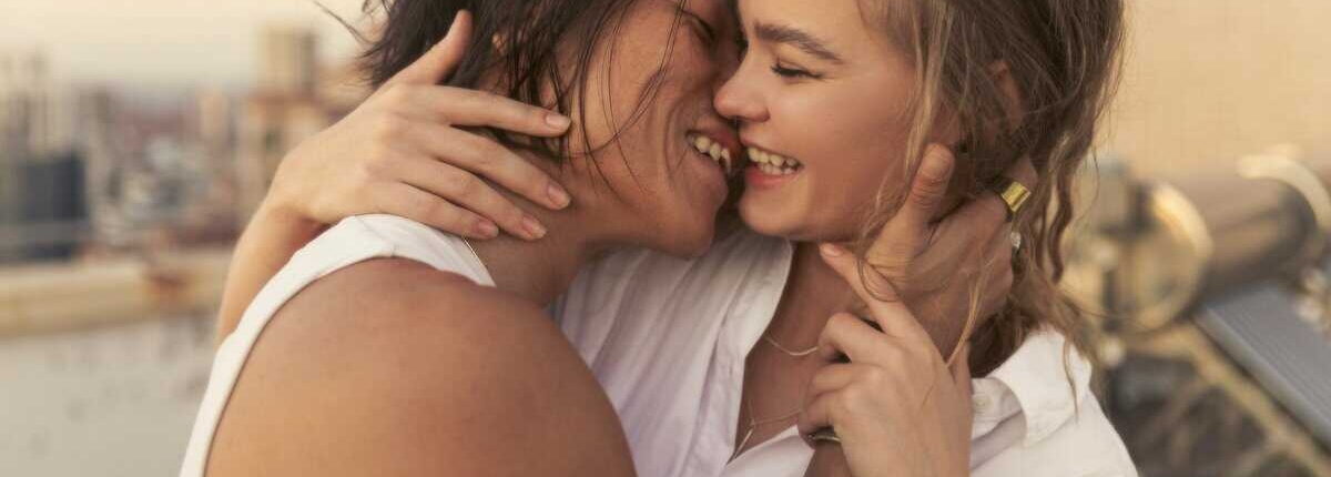 Gouinage no toque Duas mulheres no começo de um Gouinage