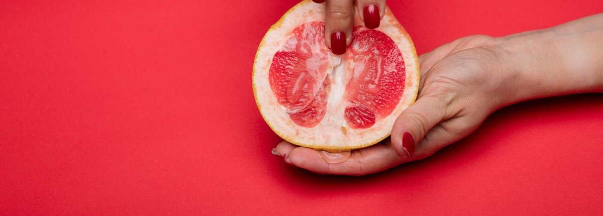 Mulher batendo siririca Mulher simulando siririca