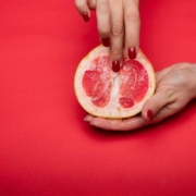 Mulher simulando siririca